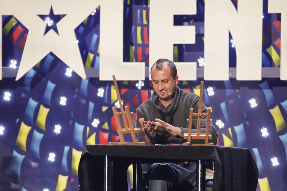 Romanii au talent 2013: A transformat pictura in spectacol! Uite cum a desenat cu degetele!