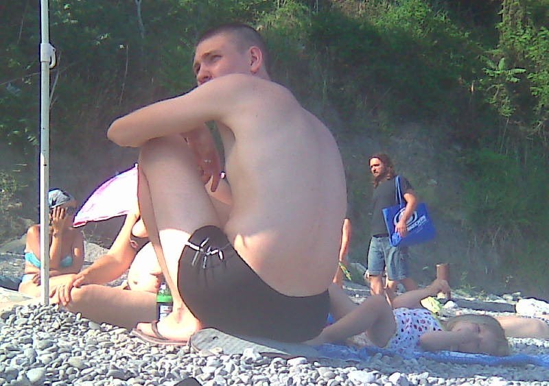 Parinti moderni sau inconstienti? Si-au imbatat fetita cu bere! Imagini scandaloase!