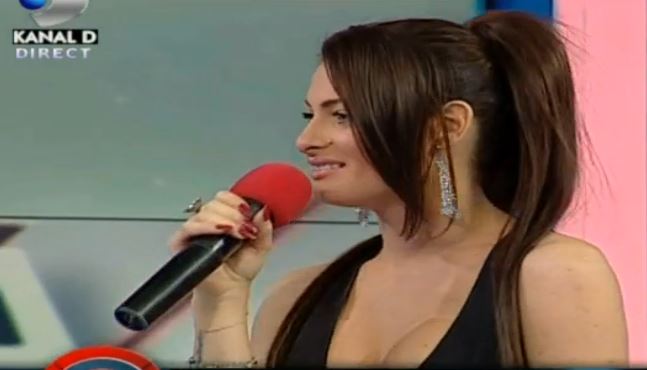 Cantareata Raluk a avut ghinion! Salopeta purtata fara sutien i-a dat batai de cap! (FOTO)