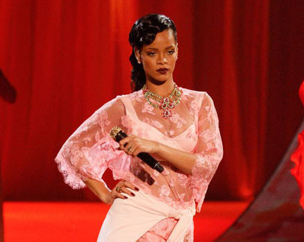 Rihanna, intarziere de patru ore la spectacol
