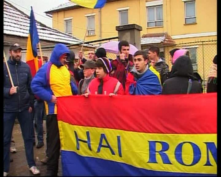 Bentita tricolora: Protest solidar la liceul din Covasna! Elevii nu au intrat la ore!