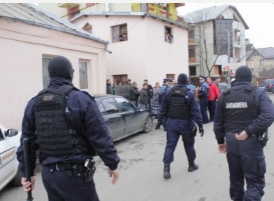 Scandal cu sabii la Iasi, din cauza unei fete violate (FOTO)