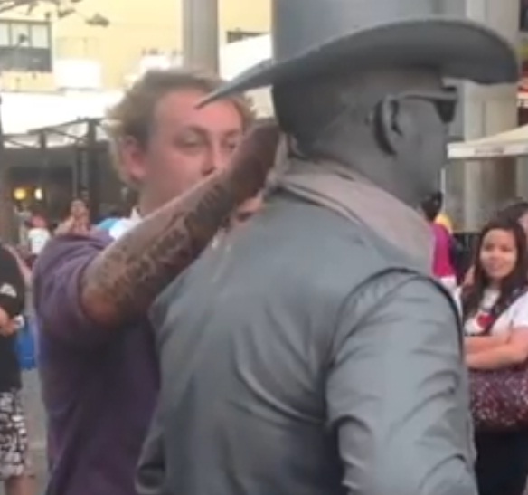 A cautat-o cu lumanarea: Trecator pocnit de o statuie vie! Imagini AMUZANTE! (VIDEO)