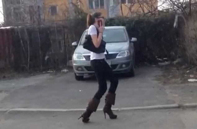 Constanta. Motanul incaltat in actiune: A vrut sa fie eleganta, dar nu a reusit decat sa starneasca rasul! (FOTO/VIDEO)