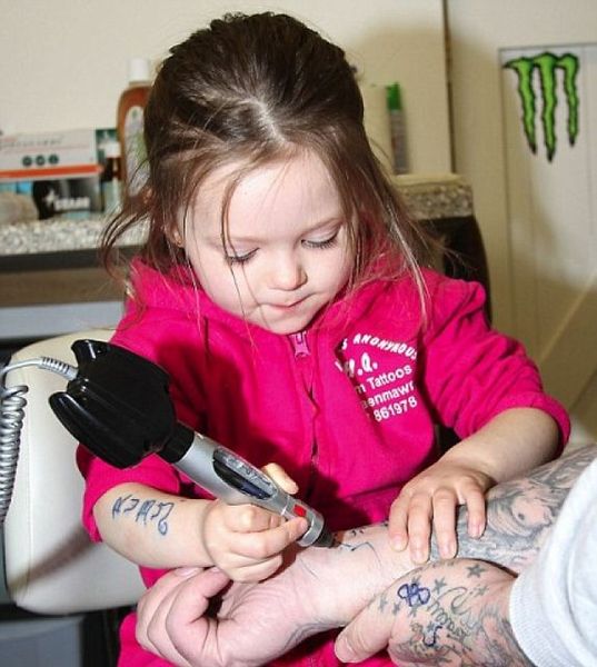 La trei ani este artista in tatuaje! (FOTO)