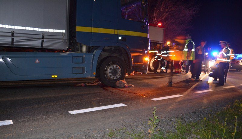 SOCANT: O femeie din Arad a fost strivita de un TIR si tarata zeci de metri (FOTO)