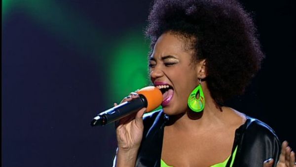 Julie Maya a ingenunchiat publicul! Piesa care a impresionat o sala intreaga! (VIDEO)