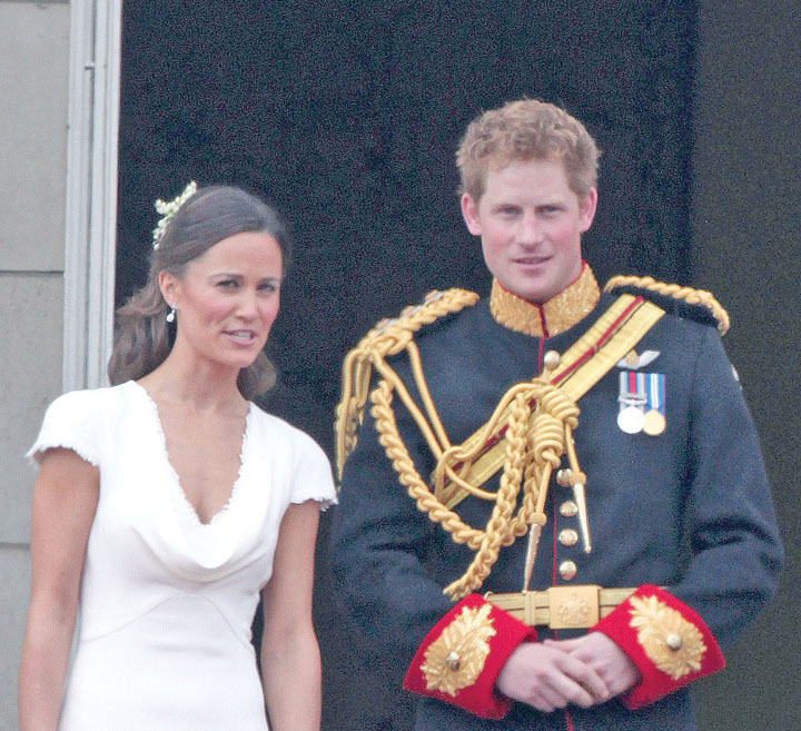 Prince Harry and Philippa Middleton, sister of Kate, wave to awaiting crowds from the balcony at Buckingham Palace after the earlier marriage of Prince William to Catherine Middleton at Westminster Abbey - Ziarul National