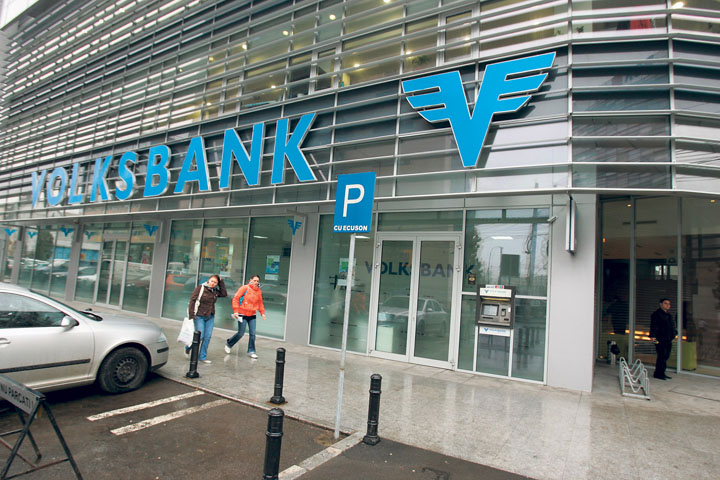Volksbank, invinsa in instanta de clientii pagubiti
