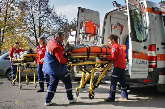 Opt fotbalisti, transportati la spital dupa ce microbuzul in care se aflau s-a rasturnat
