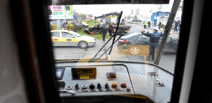 Accident in Drumul Taberei: Mai multe tramvaie blocate. O persoana a fost ranita