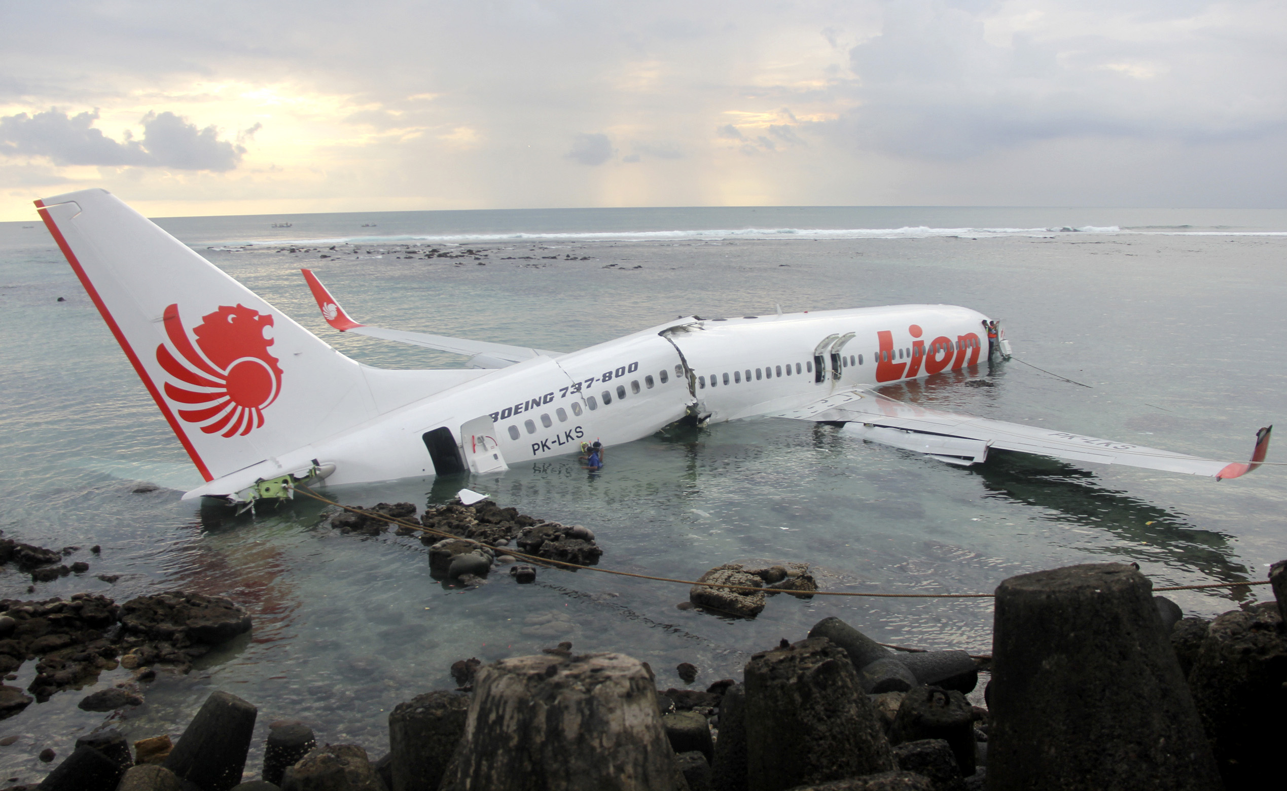 Un avion cu peste 100 de oameni la bord s-a prabusit in ocean! (VIDEO)