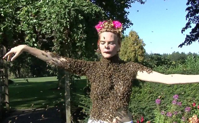 Nebunie curata: Danseaza goala acoperita de mii de albine! De ce face asta! VIDEO socant!