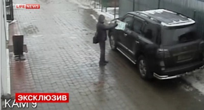 Scene socante! A scapat cu viata pentru ca n-a trecut glontul prin geamul masinii! (VIDEO)