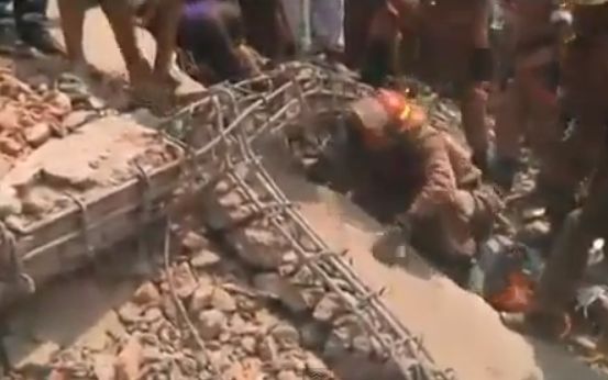 Panica in Bangladesh. O cladire cu opt etaje s-a prabusit: Cel putin 70 de morti si 200 de raniti (VIDEO)