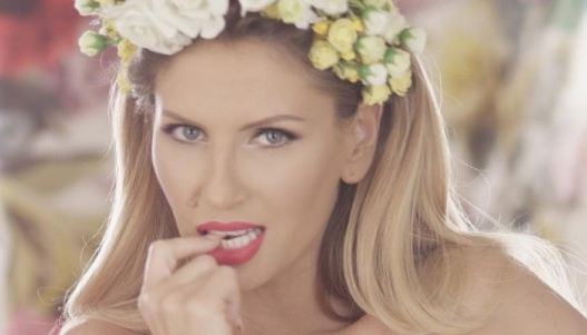 Andreea Banica, scene FIERBINTI cu un barbat foarte ATRAGATOR! (VIDEO)