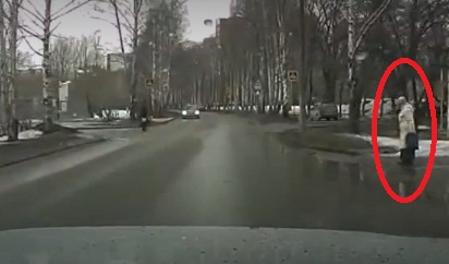 Ce a facut tanarul asta pentru a ajuta o batranica a impresionat pe toata lumea! (VIDEO)