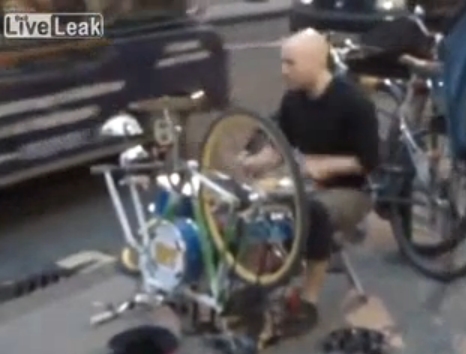 Face show cantand la bicicleta cu tobe! Oamenii s-au inghesuit sa-l vada! (VIDEO)