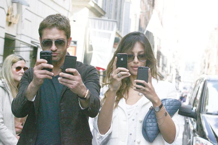 Presa ii dadea despartiti, dar ei se iubesc la fel ca in prima zi! Madalina Ghenea si Gerard Butler, paparazzeala “care pe care” la Roma