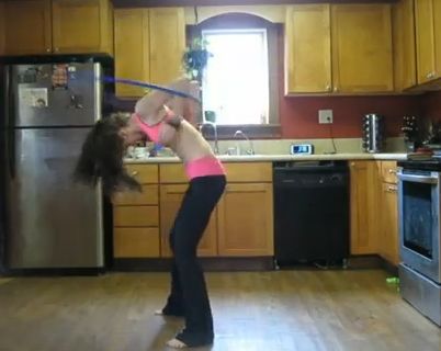 Hula Hoop de senzatie! Tanara asta se misca incredibil! Tu ai reusi? (VIDEO)