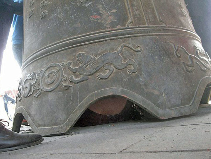 Turist, captiv sub un clopot de doua tone