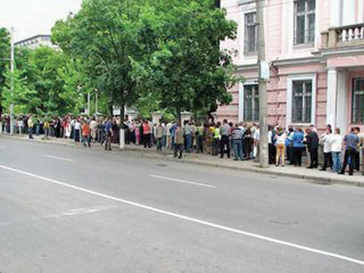 coada la ambasada romaniei de la chisinau - Ziarul National