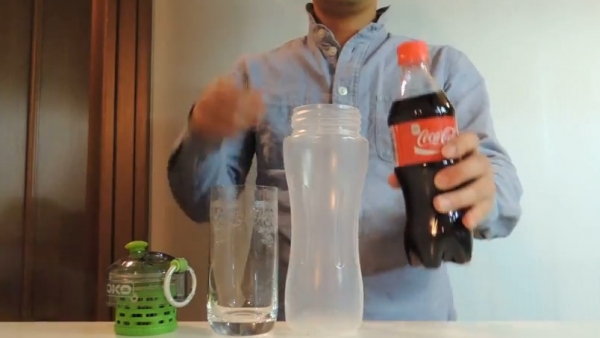 INCREDIBIL: In ce a transformat un barbat lichidul dintr-o sticla de COLA! (VIDEO)