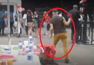 Vezi aici DISTRACTIE! E trecut de prima tinerete, dar a facut FURORI dansand in strada cu o POLITISTA! (VIDEO)
