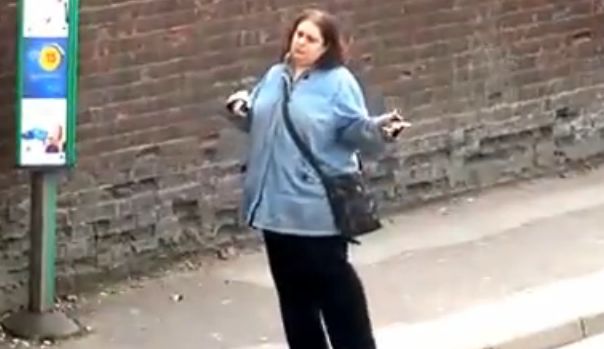 Razi cu lacrimi: Ce face o femeie cat asteapta autobuzul, crezand ca nu o vede nimeni! (VIDEO)
