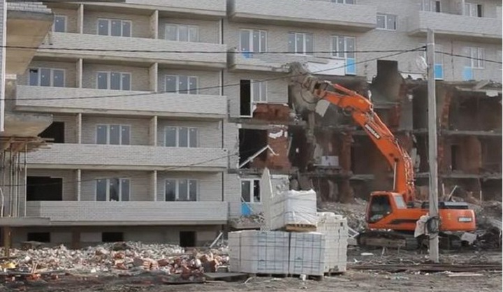 Dezolant: Blocuri de locuinte demolate chiar de primar. 137 de familii ramase pe drumuri! (VIDEO)