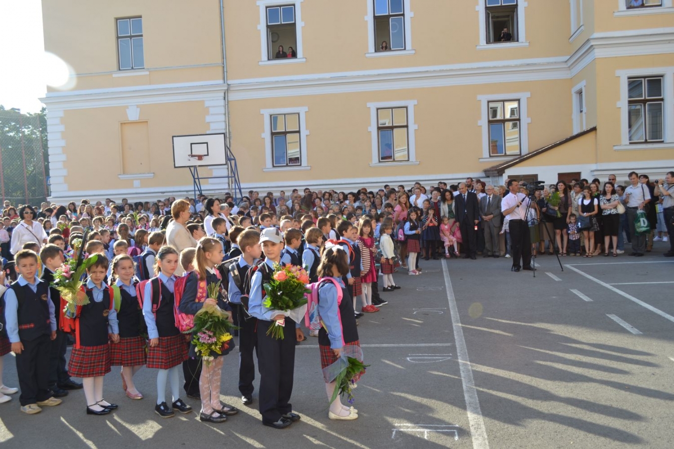 Fetita de opt ani CONDAMNATA sa stea acasa: REFUZATA de scolile din Capitala!