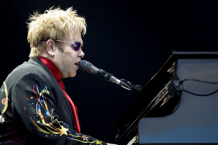 Elton John, tentat cu 1,2 milioane de euro sa cante la o nunta