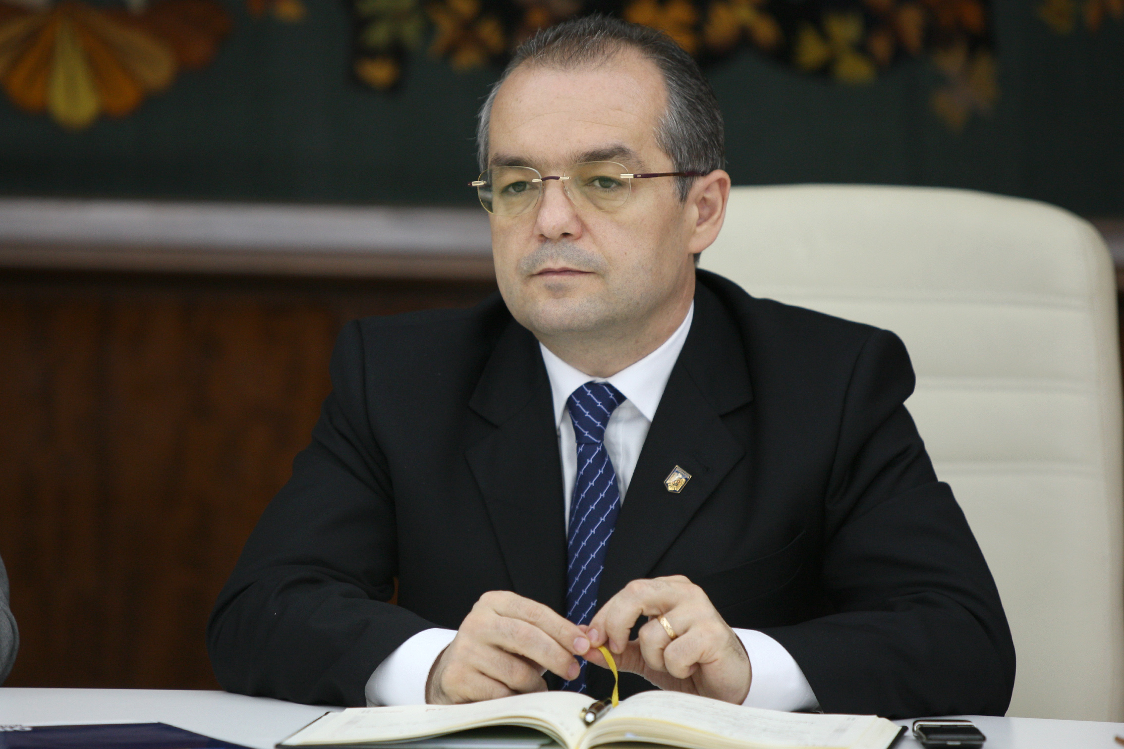 UIMITOR: Emil Boc este EROU! A salvat un barbat care voia sa se sinucida!