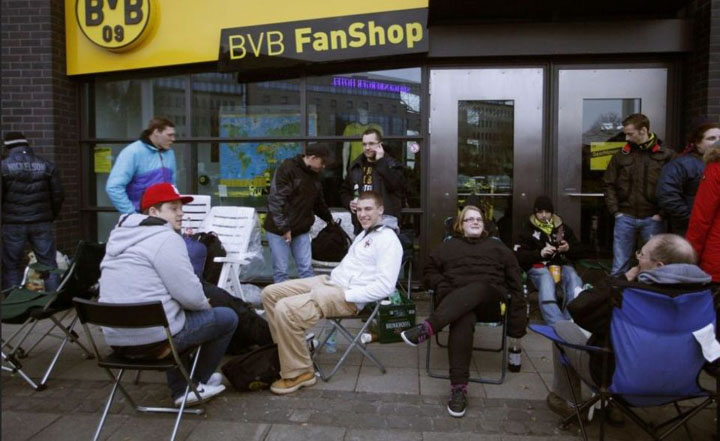 Fanii Borussiei Dortmund dorm langa stadion ca sa prinda un bilet la meciul cu Real Madrid