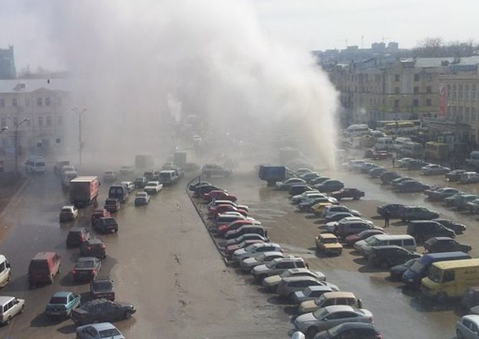 Imagini spectaculoase! O fantana arteziana a rasarit in mijlocul orasului! (VIDEO/FOTO)