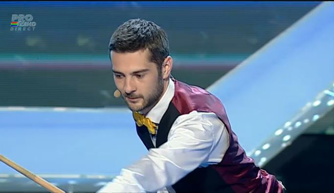 Mr Perfect la „Romanii au talent 2013” a avut o asistenta cam dezbracata! (FOTO)