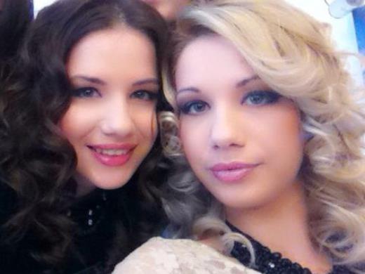 Razvan si Dani sunt cei mai norocosi: Si-au tras doua asistente… gemene! Uite cat de sexy sunt!