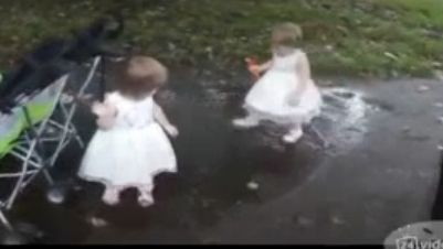 Ai vazut ceva mai dragut? Micile printese au cucerit un parc intreg cu dansul lor! (VIDEO)
