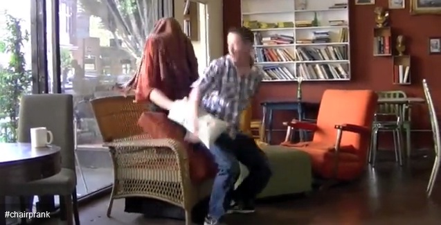 Cea mai neinspirata gluma din toate timpurile! Zeci de oameni au fost speriati! (VIDEO)