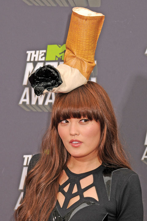 Aparitie incredibila la MTV Music Awards! Hana Mae si-a stins tigara in cap!