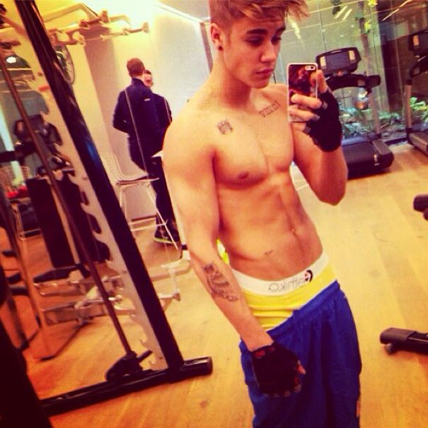 Justin Bieber si-a innebunit fanele! S-a dezbracat si si-a aratat muschii la sala! (FOTO/VIDEO)