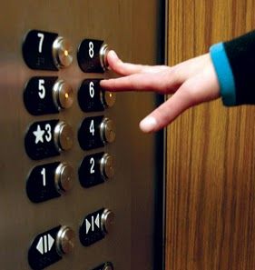 Experienta de cosmar: A ramas blocat in lift timp de patru zile, fara sa aiba cui cere ajutor!