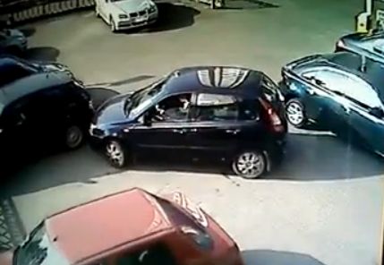 Buseste tot ce-i apare in cale, incercand sa iasa din parcare! Credea ca nu vede nimeni! (VIDEO)