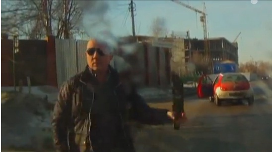 L-a alergat cu maceta pentru ca a vrut sa-l depaseasca in trafic! (VIDEO)