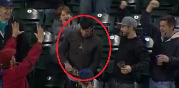 Cea mai tare faza: Cum a reusit sa prinda un fan mingea ajunsa in tribune! (VIDEO)