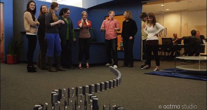 SENZATIONAL! Efect de domino cu 10 000 de iPhone 5: Clipul cu milioane de vizualizari! (VIDEO)