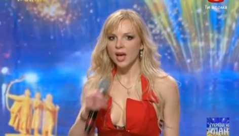 Sexy, cu chilotii la vedere si cu un talent nemasurat! Cum s-a facut de ras o blonda la “Ucrainenii au talent”