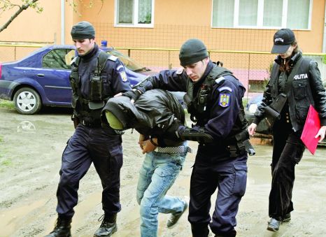 Opt elevi, ridicati de DIICOT dupa scandalul sexual de la Liceul din Craiova