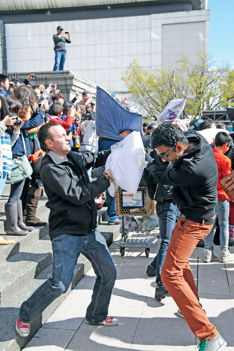 CANADA-VANCOUVER-PILLOW FIGHT - Ziarul National