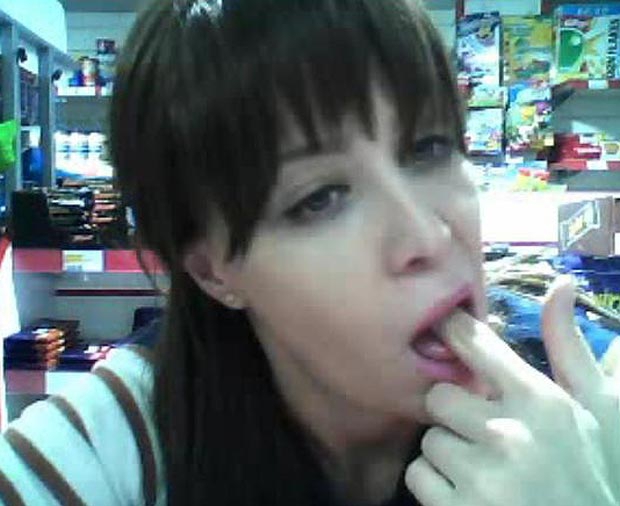 O romanca facea videochat in supermarketul in care lucra! (FOTO)